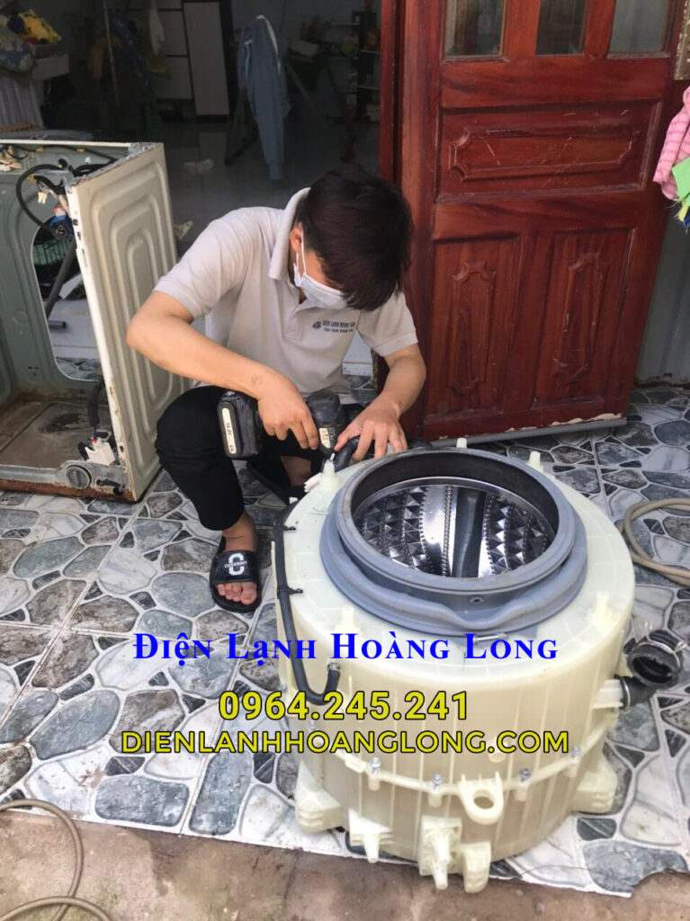 Tiến hành vệ sinh và bảo dưỡng bên trong máy giặt